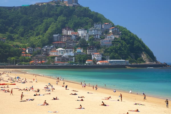 Praia de Ondarreta caracterizando uma praia de areia, paisagens litorâneas e uma cidade litorânea