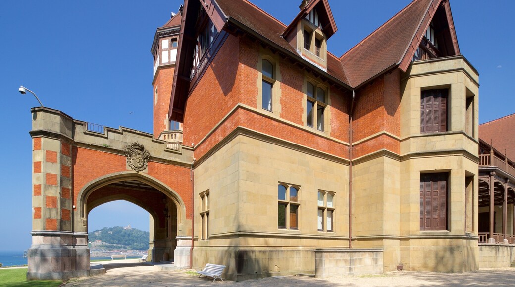 Miramar Palace featuring a house and heritage architecture