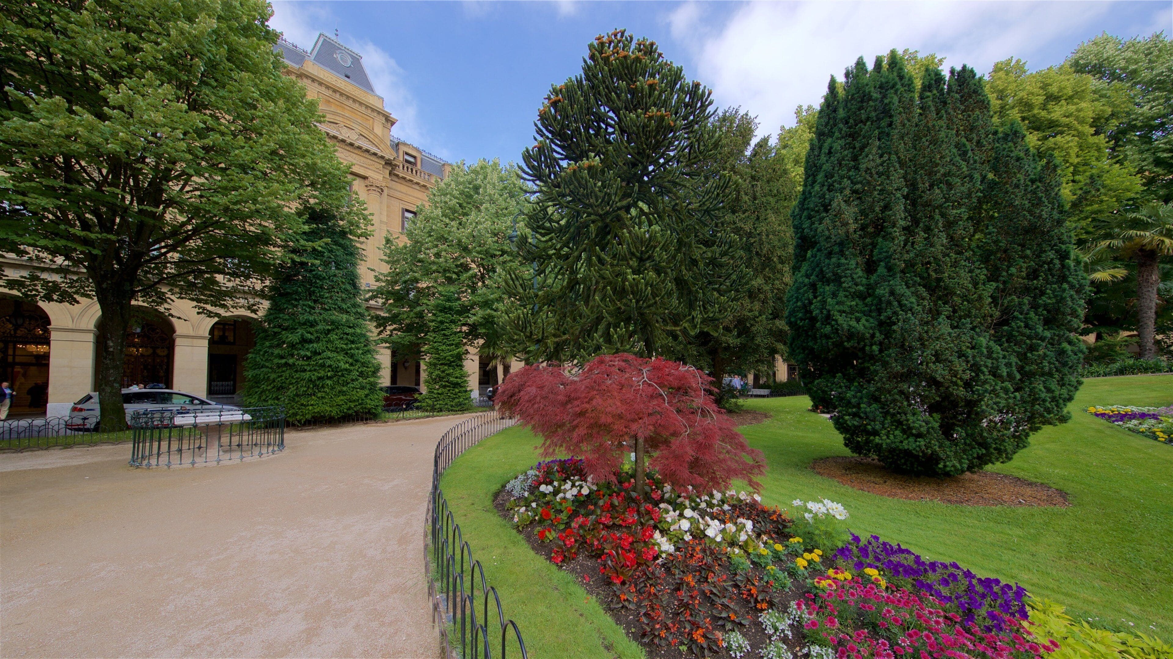 Plaza Gipuzkoa som inkluderer park og blomster