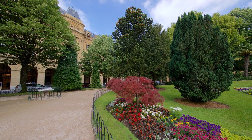 Plaza Gipuzkoa som inkluderer park og blomster