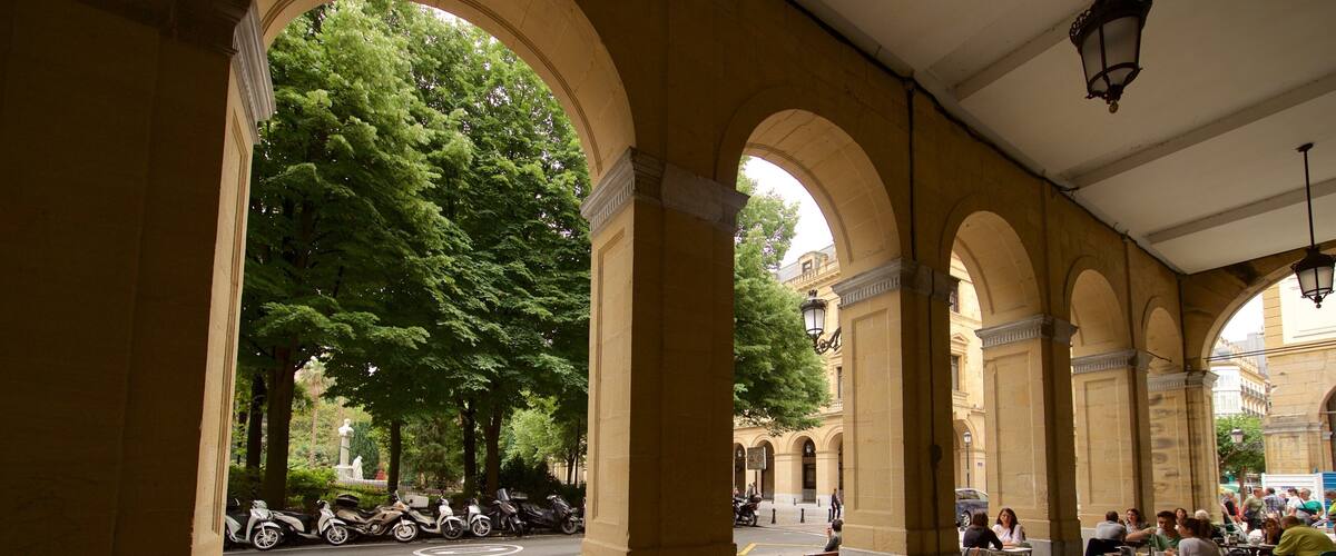 Plaza Gipuzkoa which includes heritage elements, outdoor eating and interior views