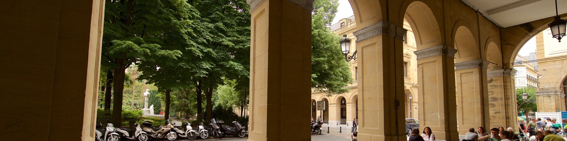 Place de Gipuzkoa qui includes sortie au restaurant, patrimoine historique et vues intérieures
