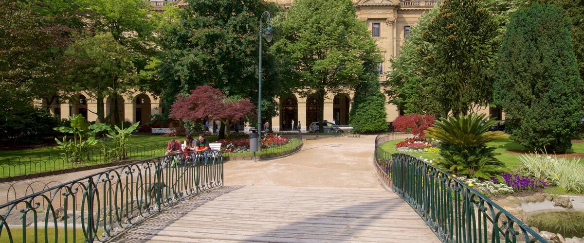 Plaza Gipuzkoa showing heritage elements, flowers and a garden