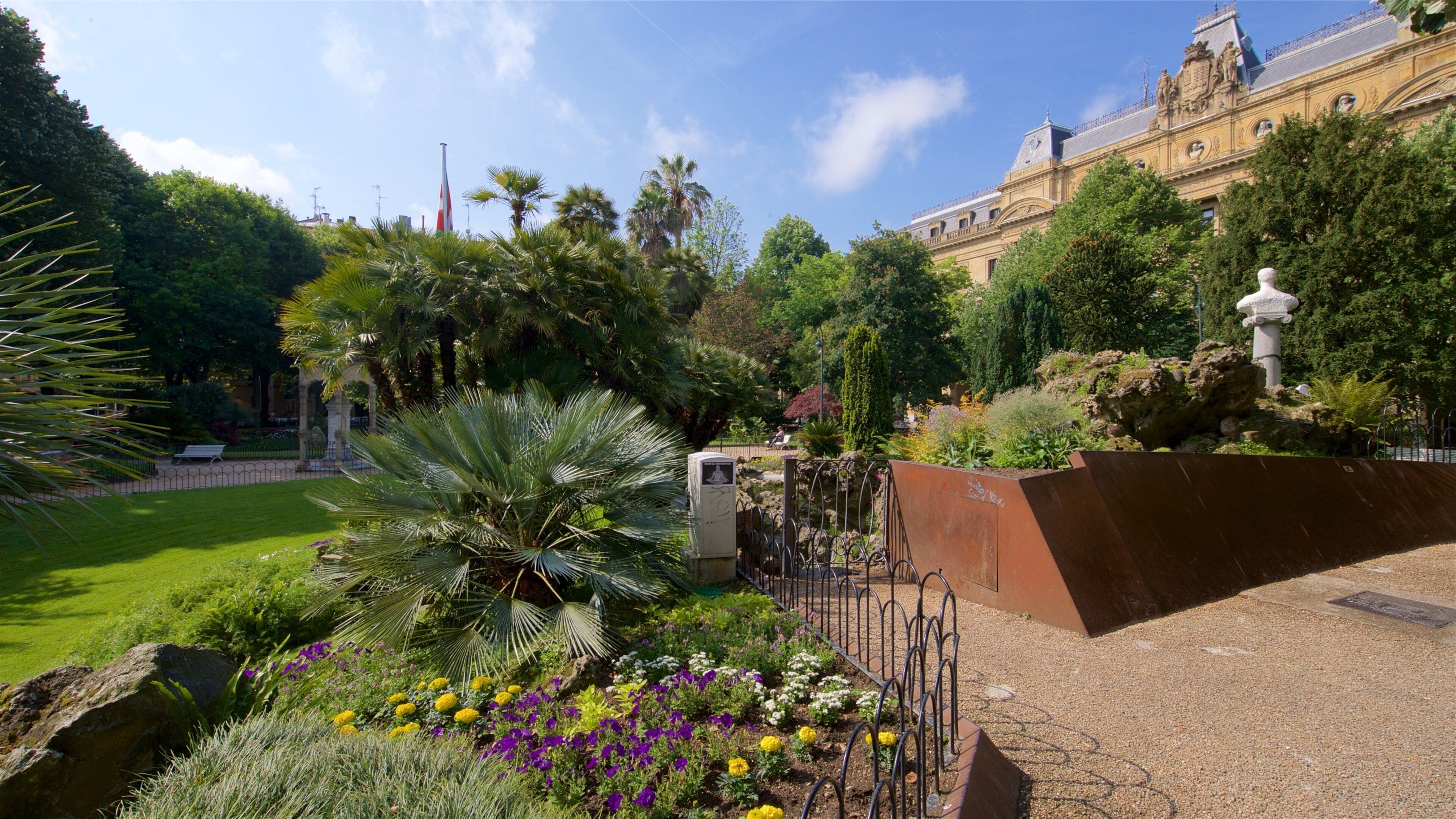 Plaza Gipuzkoa showing flowers and a garden