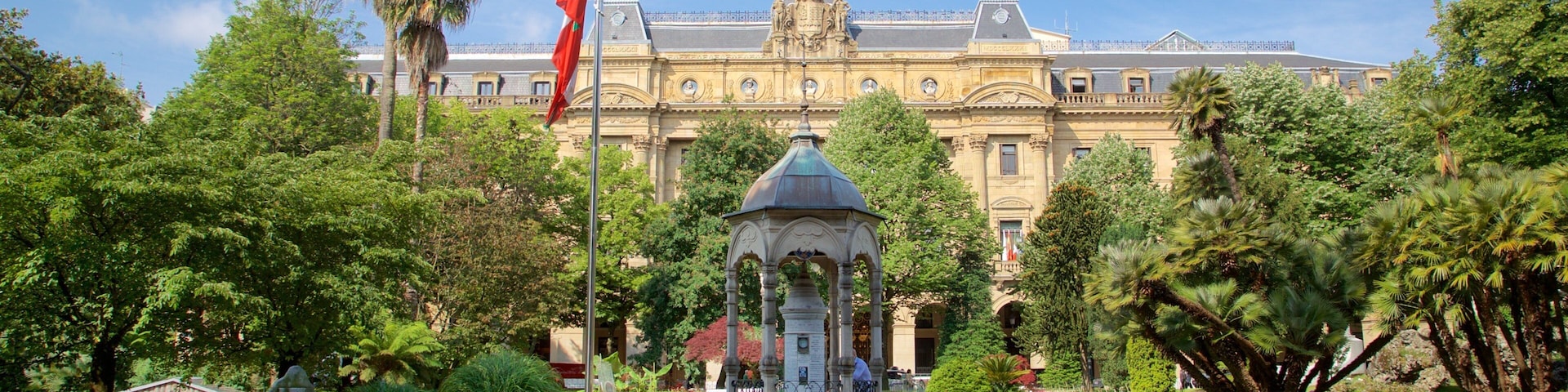 Plaza Gipuzkoa showing heritage architecture, a garden and flowers