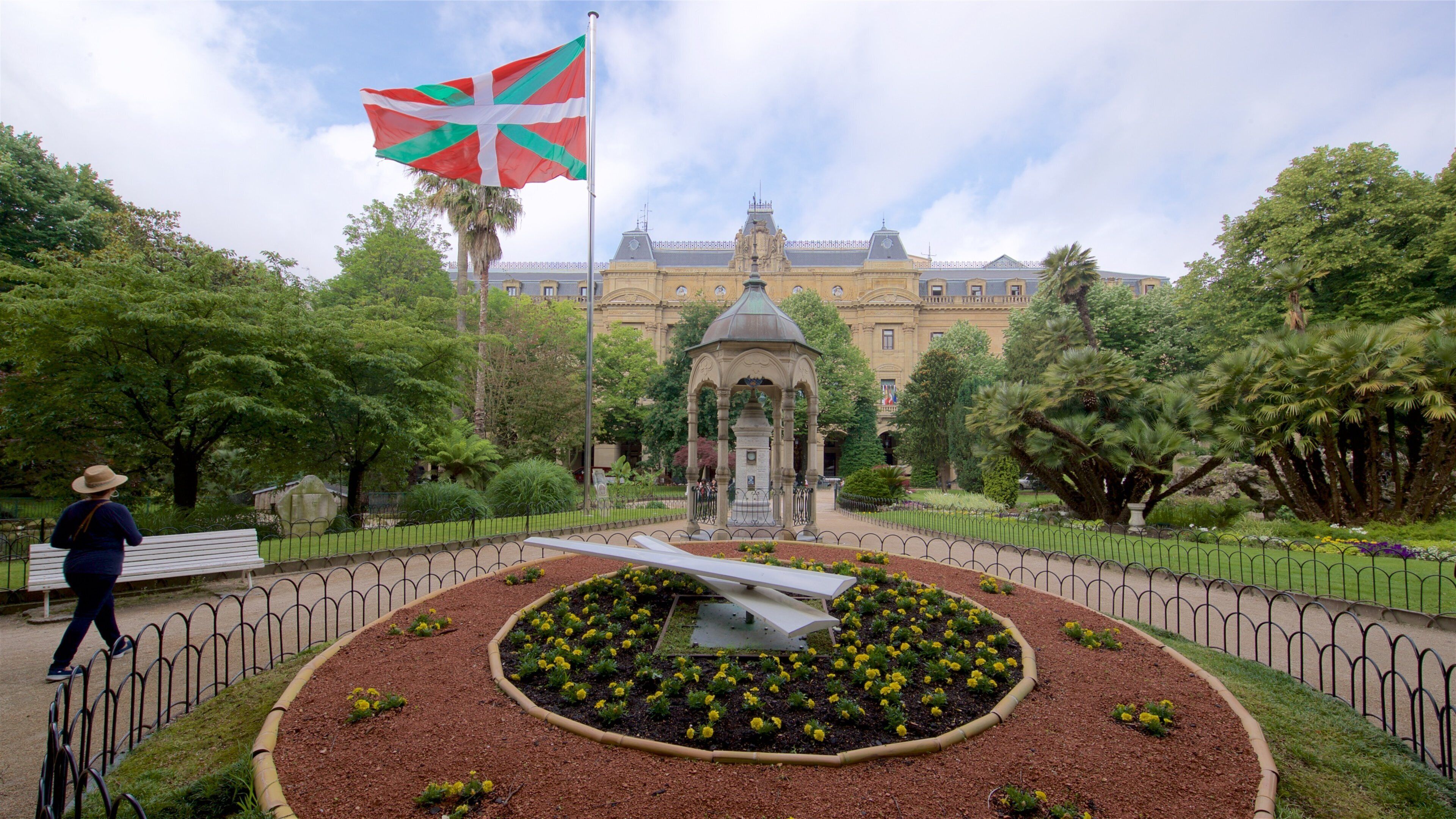 Plaza Gipuzkoa featuring heritage elements, flowers and a garden