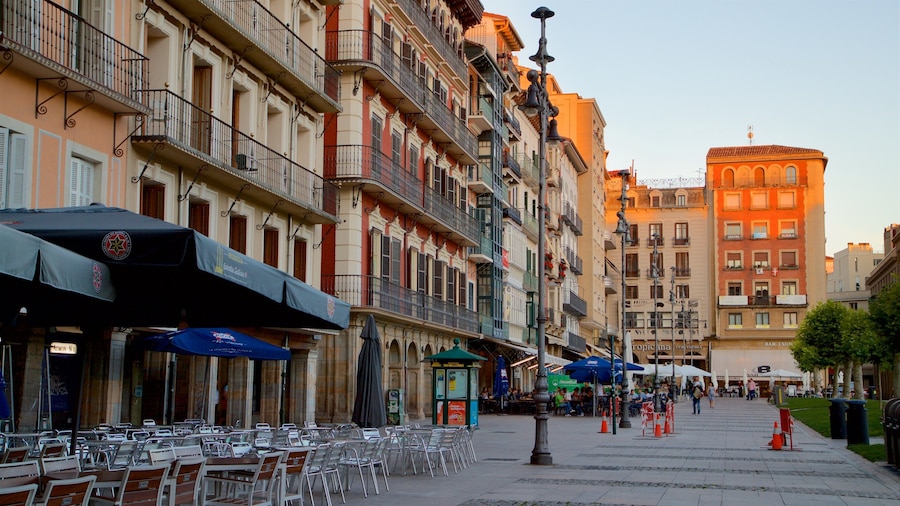 Plaza del Castillo showing a city