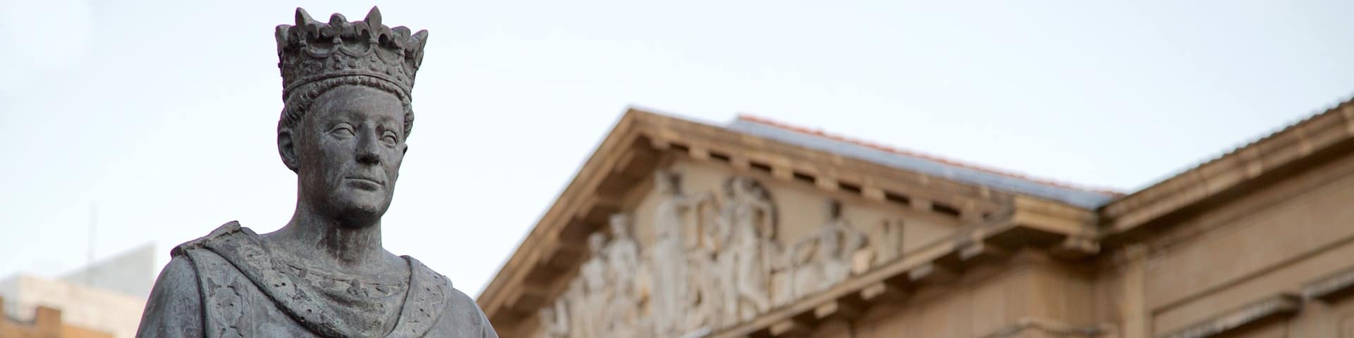 Plaza del Castillo showing a statue or sculpture and heritage elements