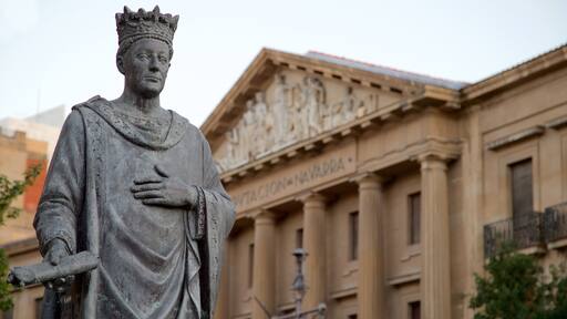 Plaza del Castillo som viser kulturarvsgenstande og en statue eller en skulptur