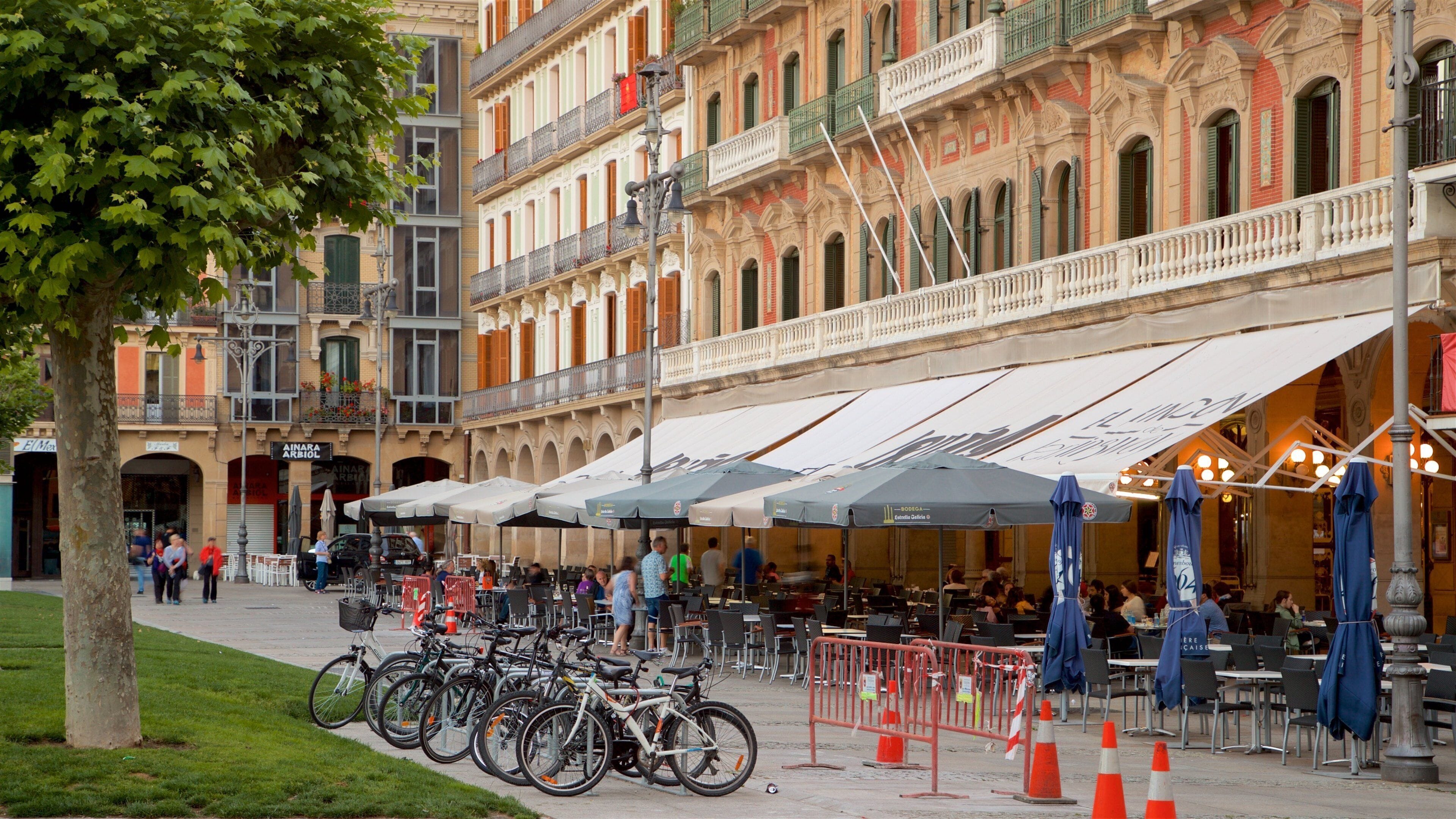 Plaza del Castillo showing outdoor eating as well as a small group of people