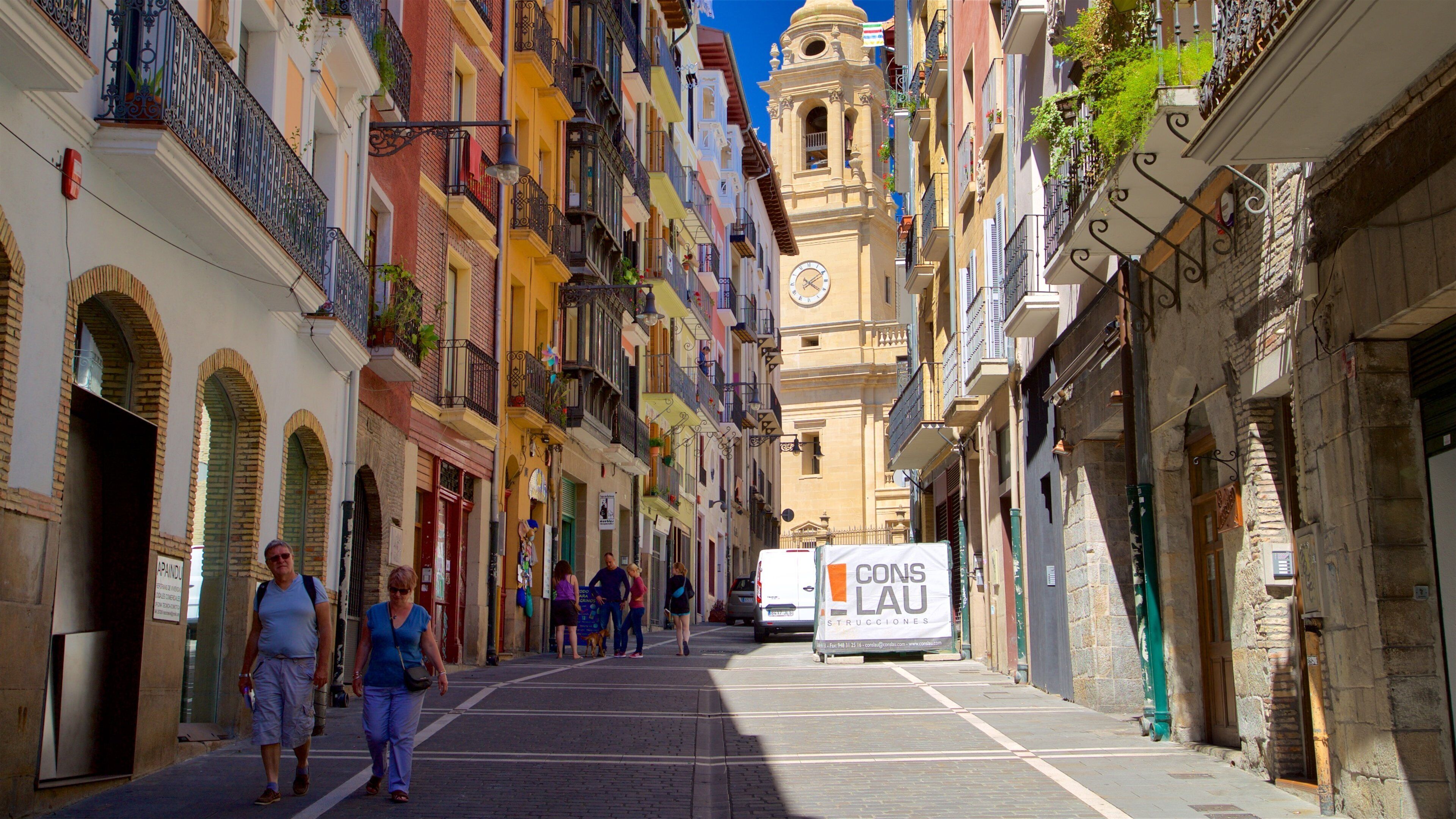 Pamplona katedral som inkluderer gatescener og kulturarv i tillegg til par