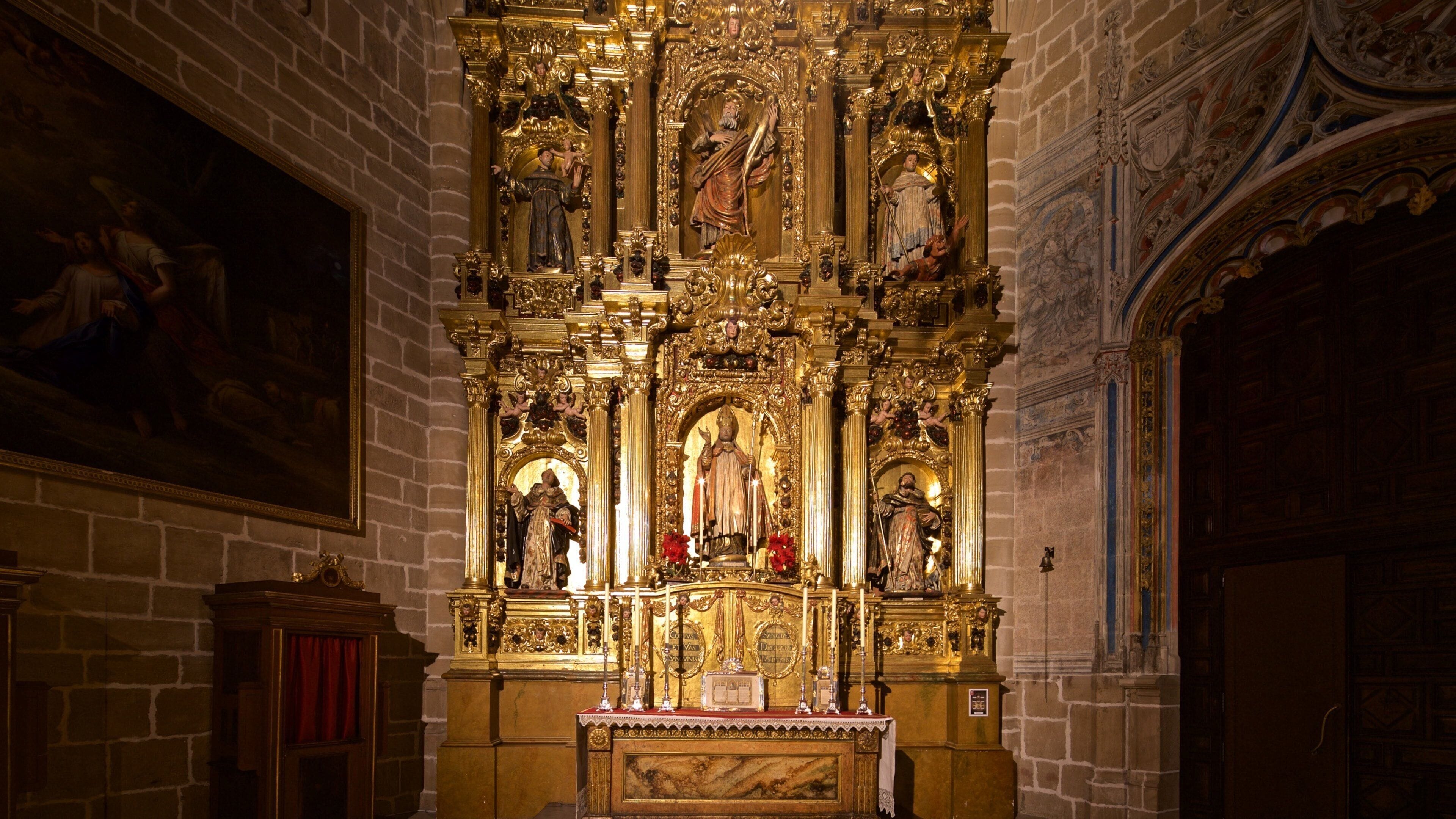 Pamplona katedral som inkluderer kirke eller katedral, religiøse elementer og innendørs