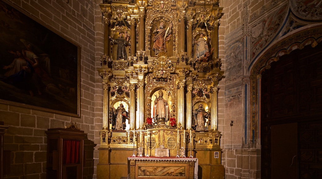 Pamplona katedral som inkluderer kirke eller katedral, religiøse elementer og innendørs