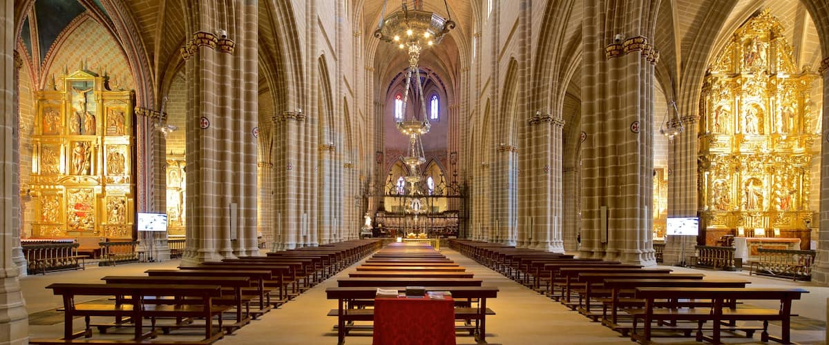 Pamplona Cathedral showing a church or cathedral, interior views and heritage elements