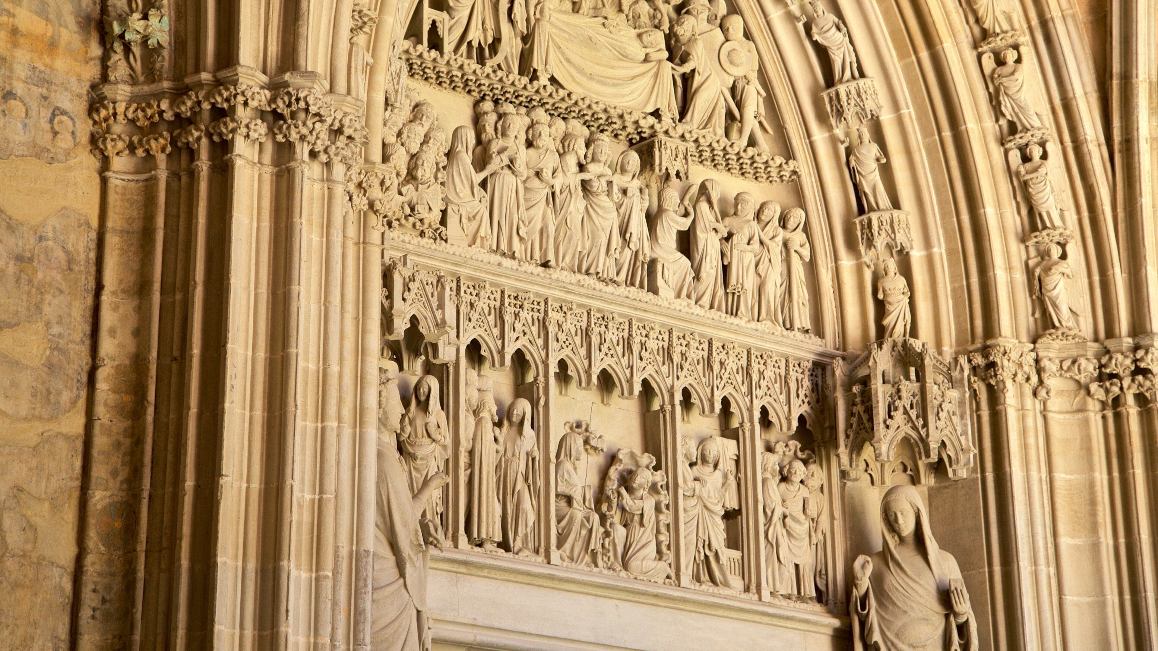 Pamplona Cathedral showing heritage elements, interior views and religious aspects