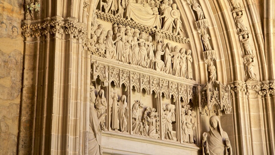 Pamplona Cathedral showing heritage elements, interior views and religious aspects