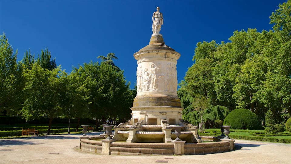 Parque de la Taconera showing a park, heritage elements and a fountain