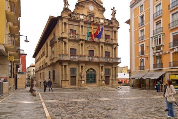 Pamplona City Hall showing street scenes and heritage architecture as well as a couple