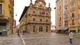 Ayuntamiento de Pamplona ofreciendo patrimonio de arquitectura y escenas urbanas y también una pareja
