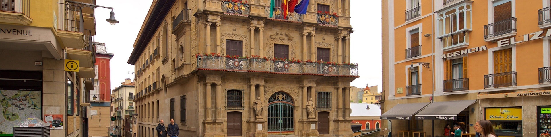 Ayuntamiento de Pamplona que incluye arquitectura patrimonial y imágenes de calles y también una pareja