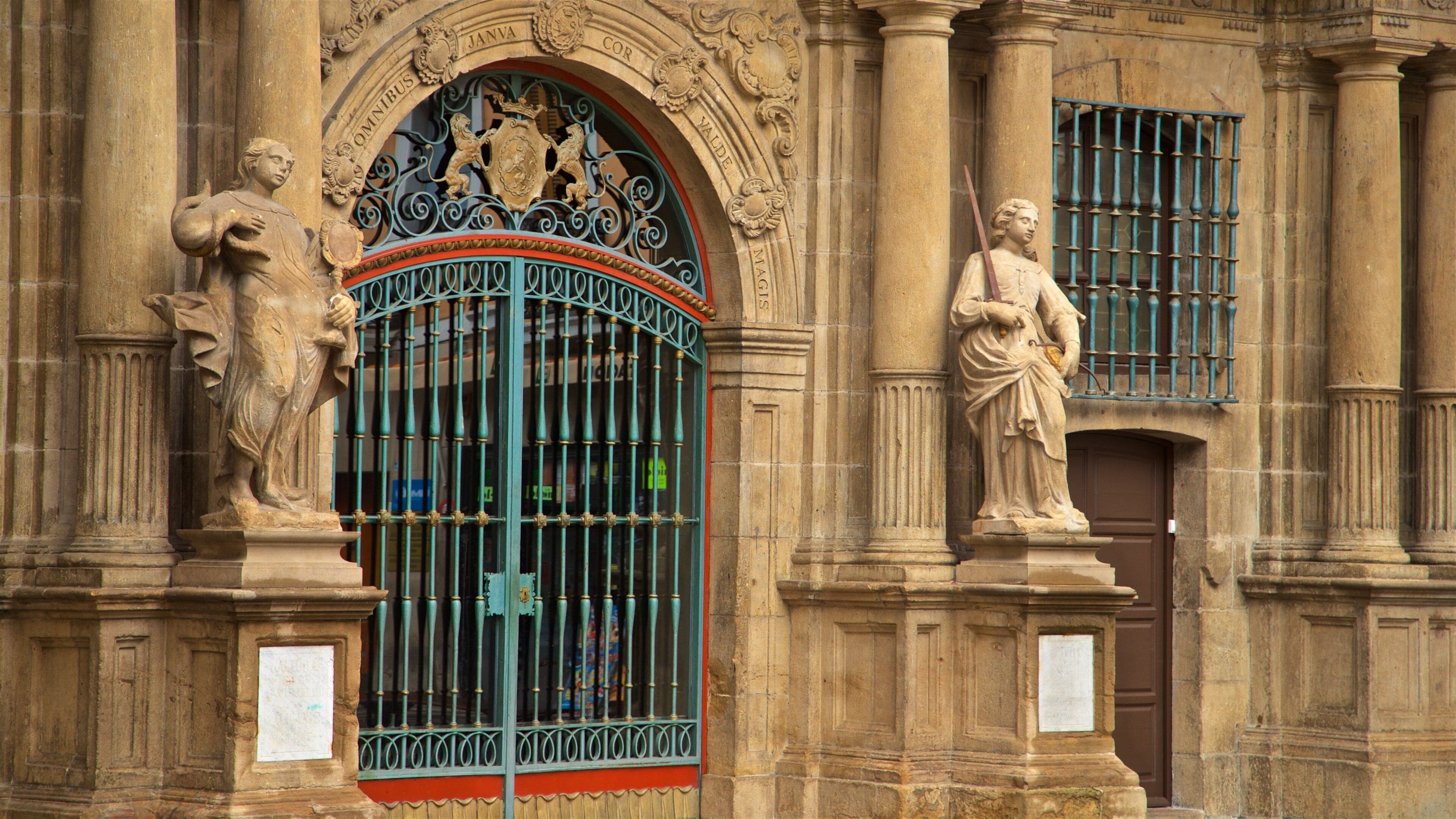 Pamplona City Hall which includes heritage elements and a statue or sculpture