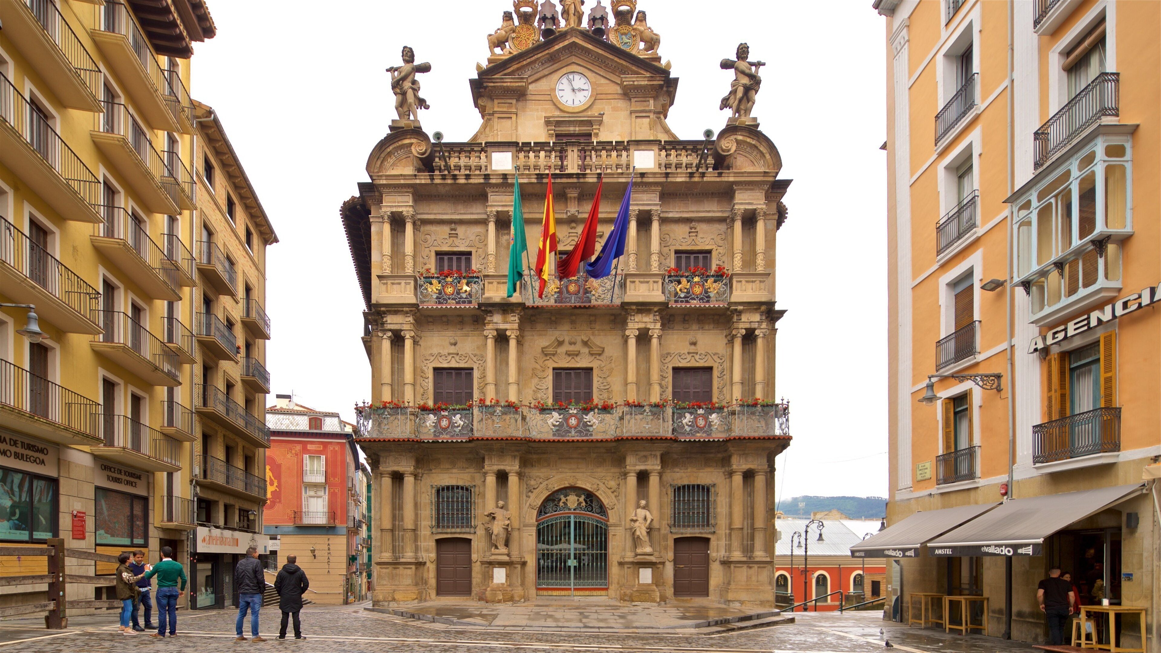 Pamplona City Hall showing street scenes and heritage architecture as well as a small group of people