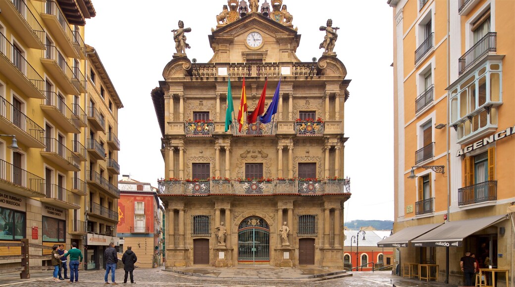 Pamplona City Hall showing street scenes and heritage architecture as well as a small group of people