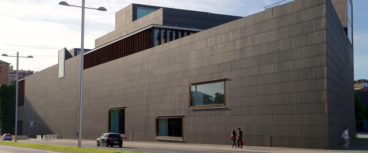 Palacio de Congresos and Auditorium of Navarra which includes street scenes as well as a couple