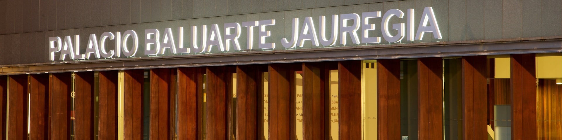 Palacio de Congresos y Auditorio de Navarra mostrando señalización