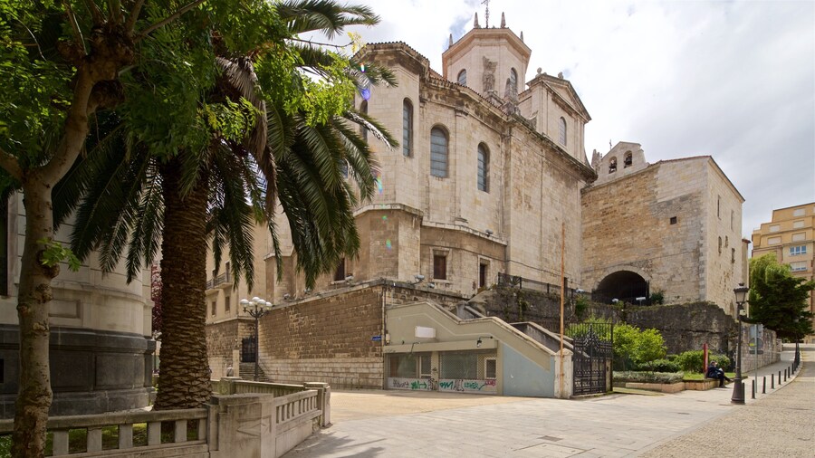Santander Cathedral which includes heritage architecture