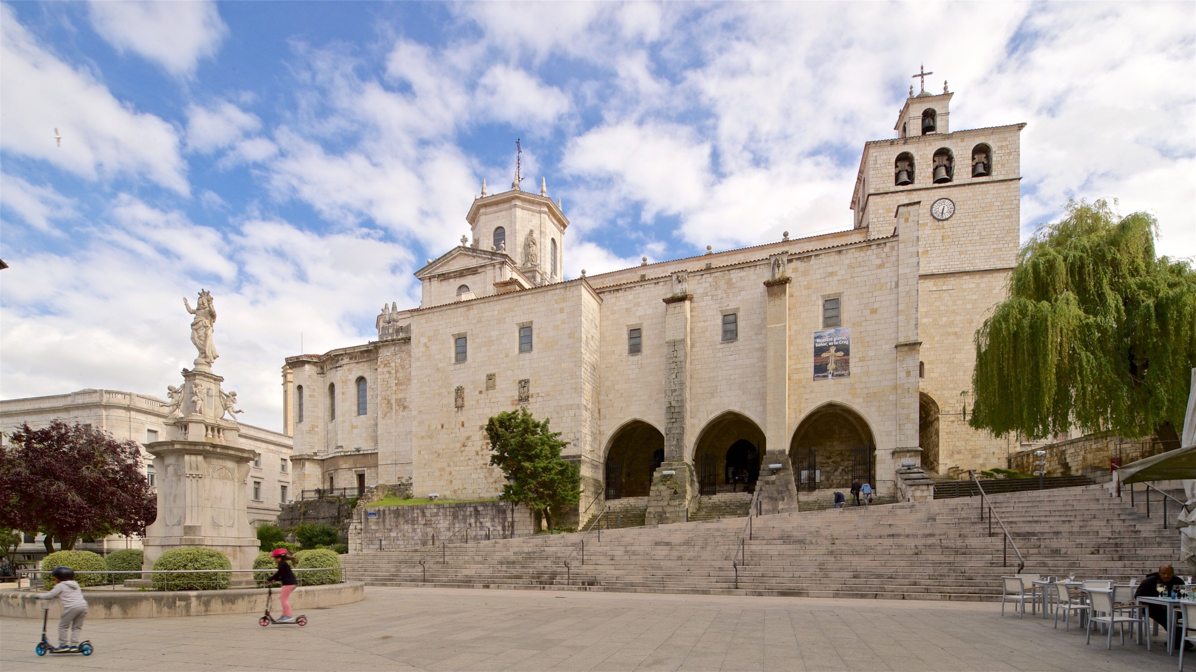 산탄데르 성당 을 특징 동상 또는 조각상, 광장 과 문화유산 건축