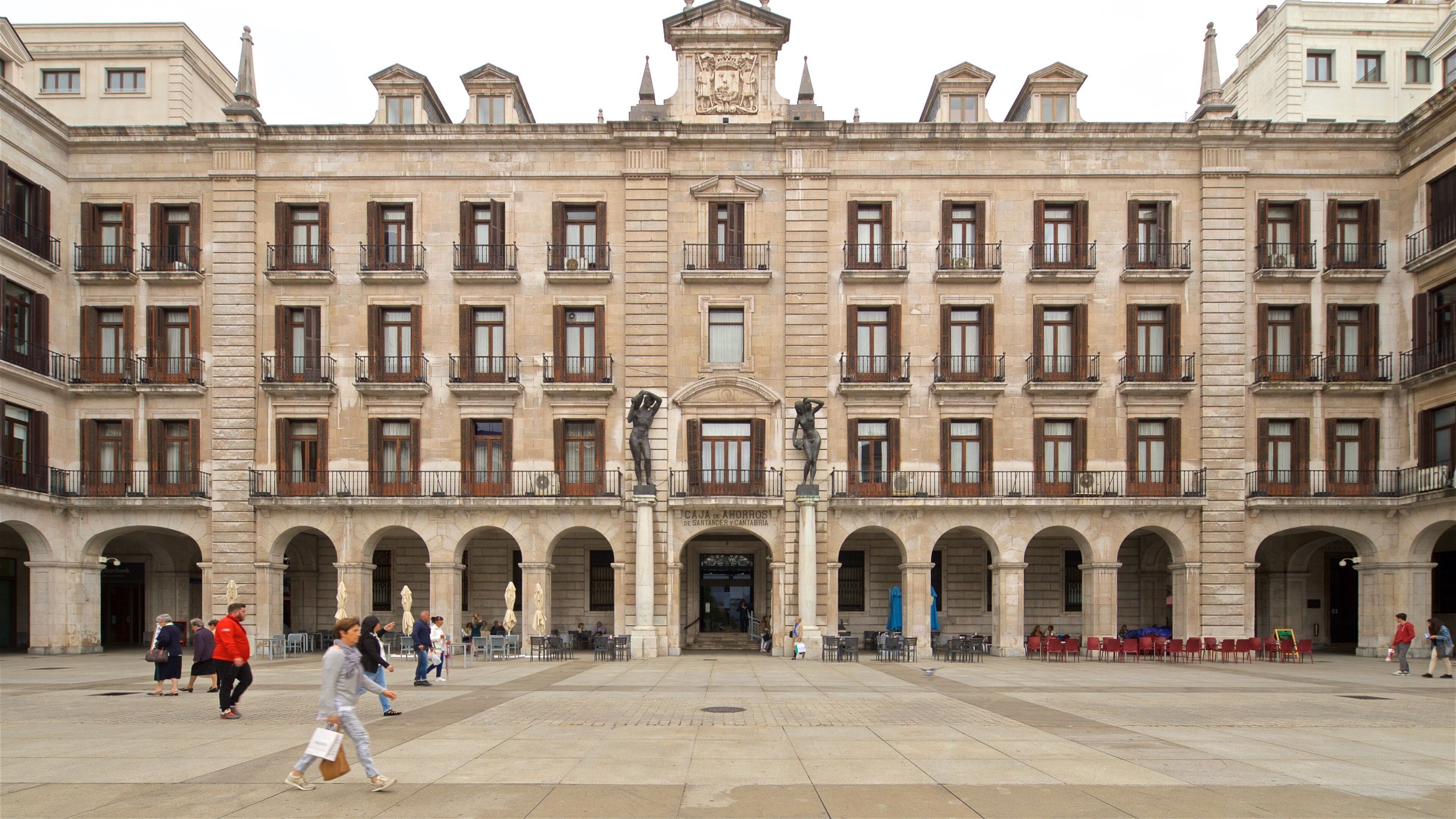 Plaza Porticada which includes a square or plaza, street scenes and heritage architecture