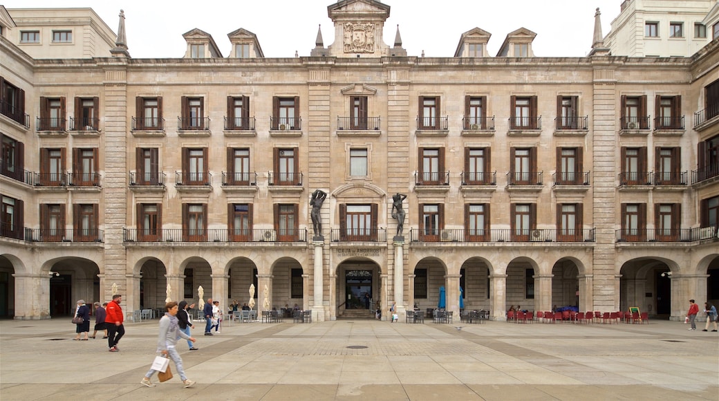 Plaza Porticada which includes a square or plaza, street scenes and heritage architecture