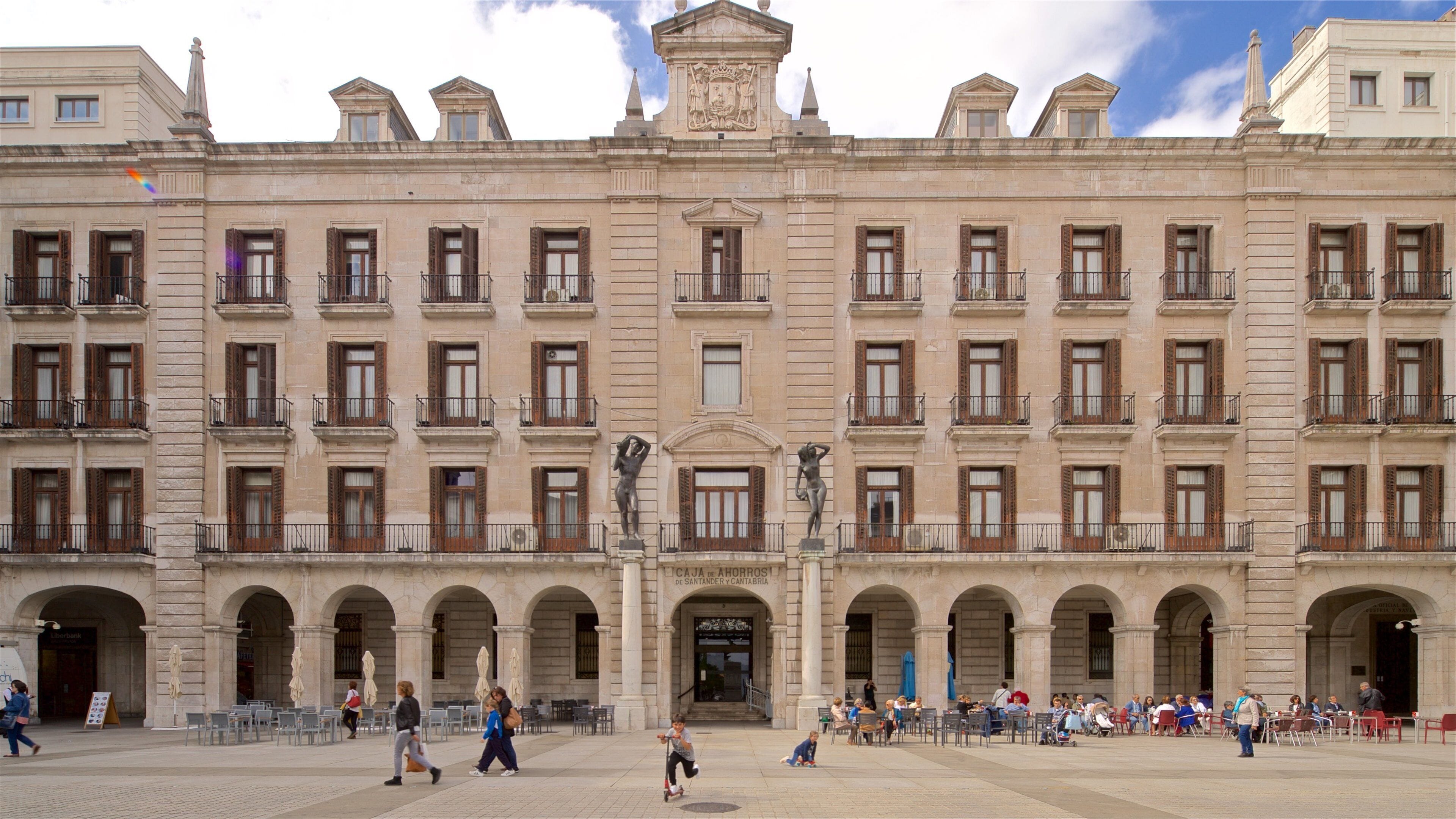 Plaza Porticada welches beinhaltet historische Architektur, Platz oder Plaza und Straßenszenen