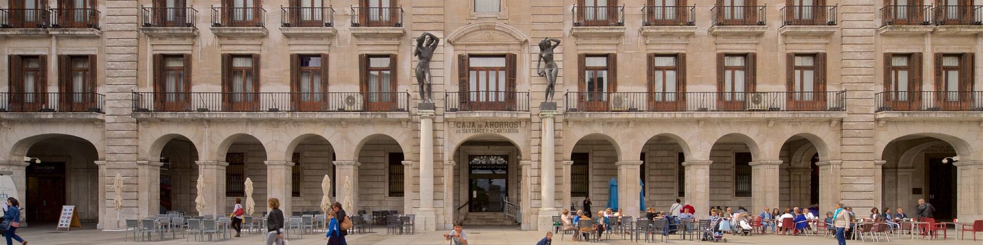 Plaza Porticada showing a square or plaza, street scenes and heritage architecture