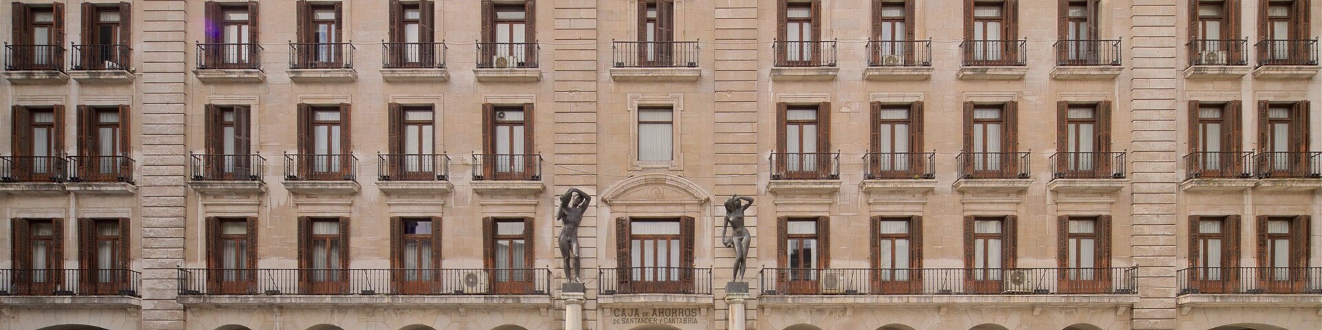 Place Porticada mettant en vedette scĂšnes de rue, square ou place et patrimoine architectural