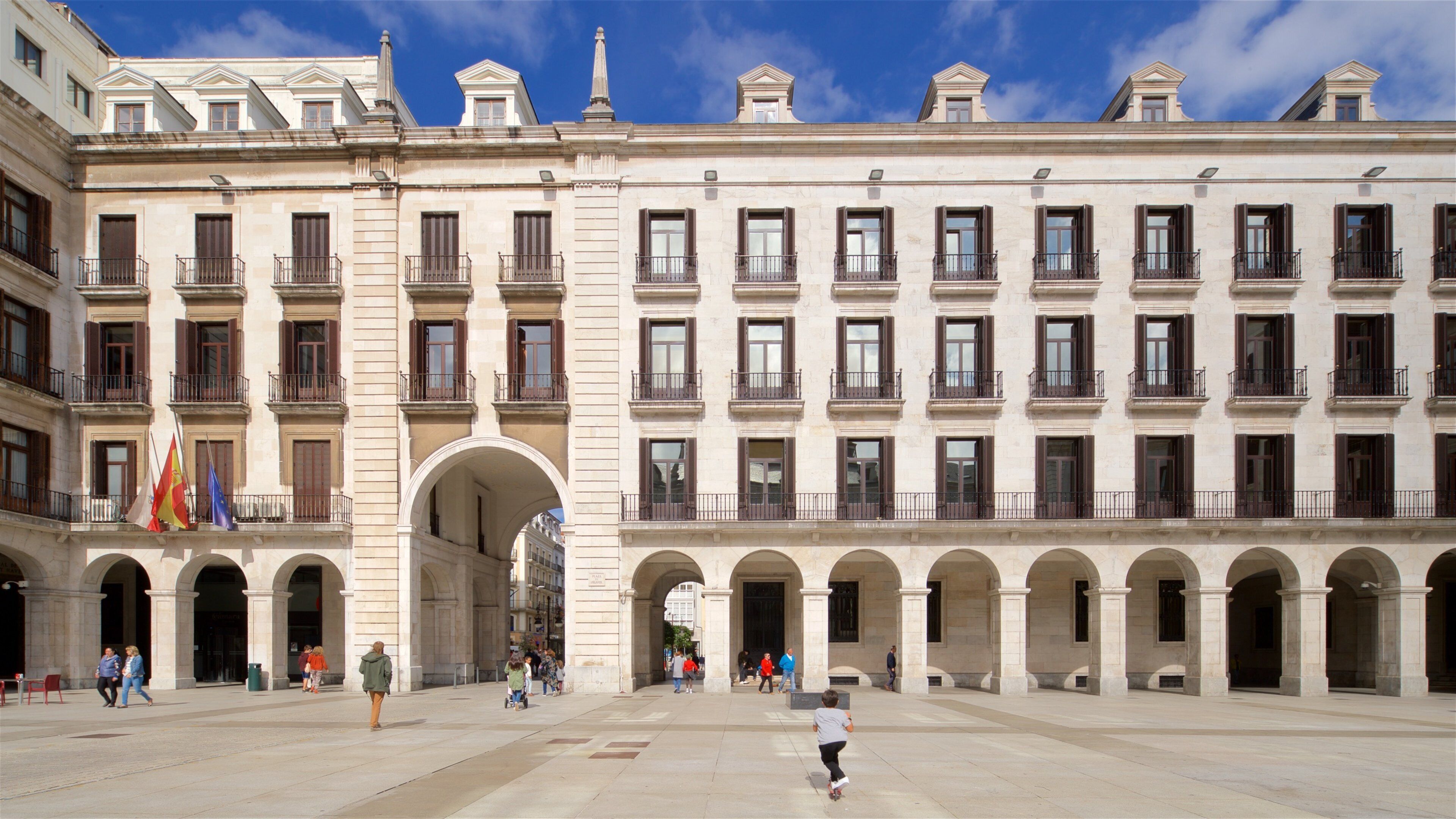 Plaza Porticada caracterizando arquitetura de patrimônio, uma praça ou plaza e cenas de rua
