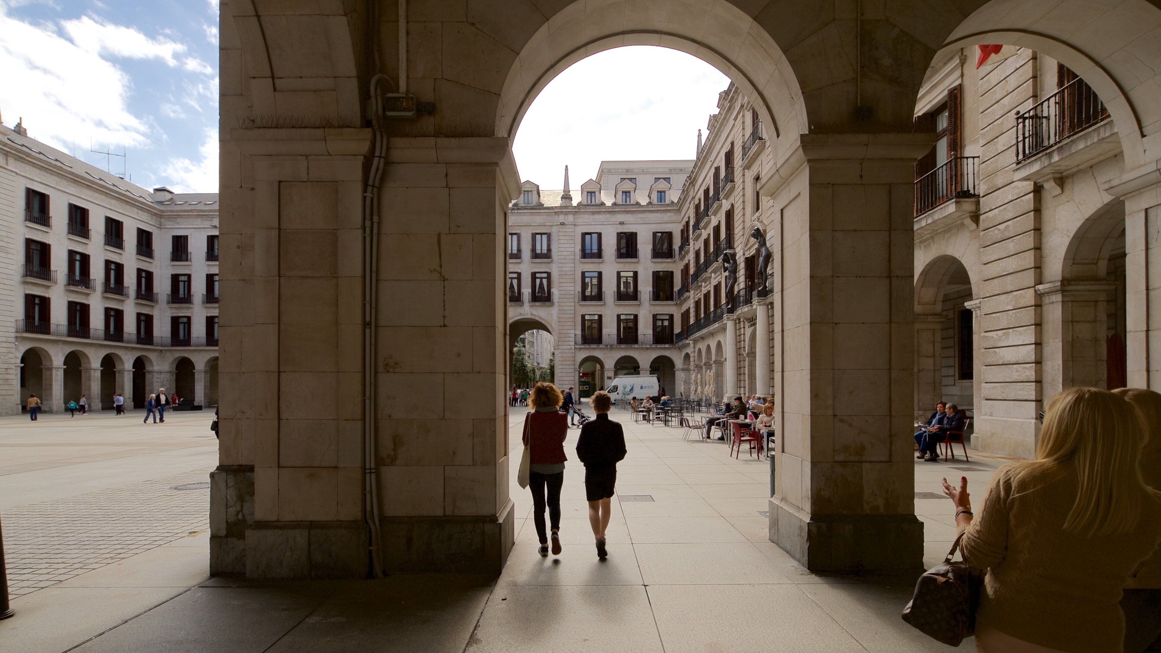 Plaza Porticada featuring heritage architecture and street scenes as well as a couple
