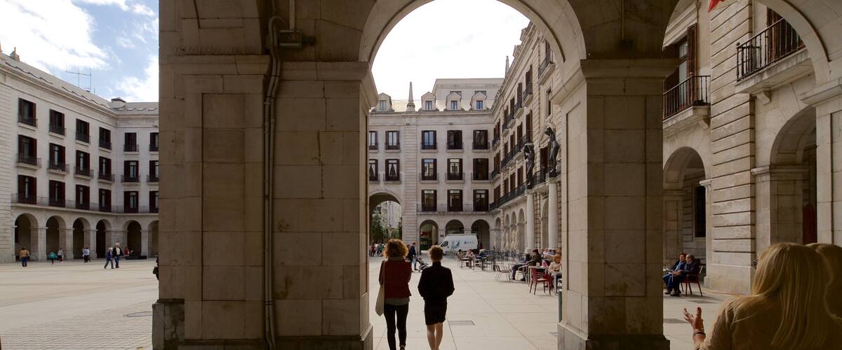 Place Porticada mettant en vedette scènes de rue et patrimoine architectural aussi bien que couple