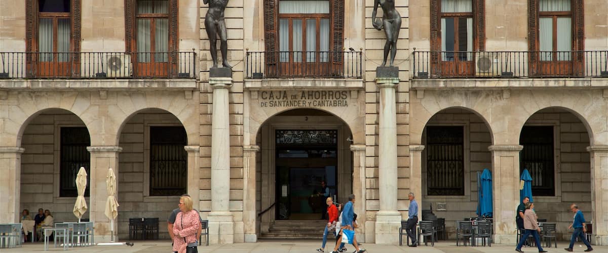 Plaza Porticada toont historisch erfgoed en straten en ook een klein groepje mensen