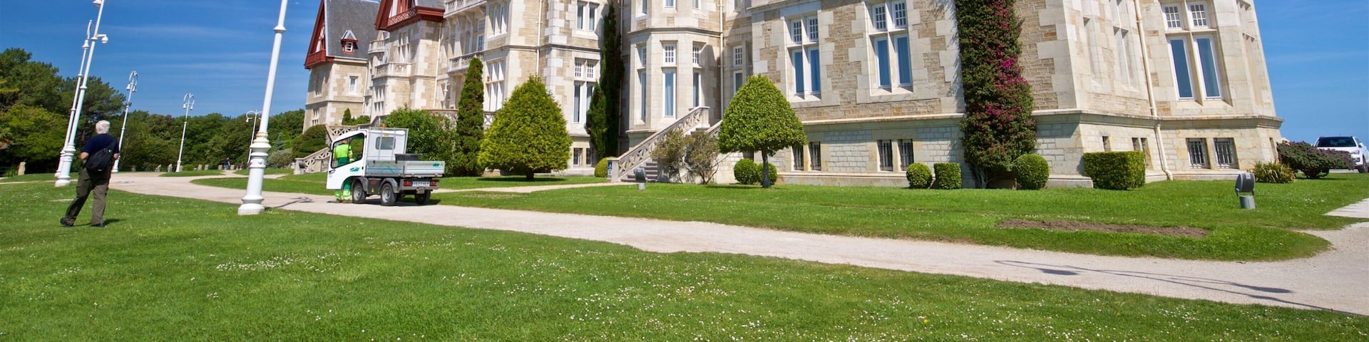 Palacio de la Magdalena ofreciendo patrimonio de arquitectura, una casa y un parque