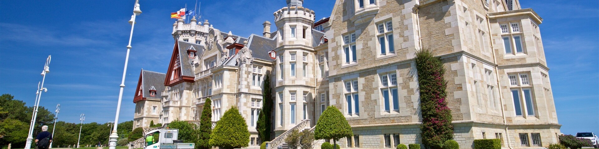 Palacio de la Magdalena showing heritage architecture, a house and a garden