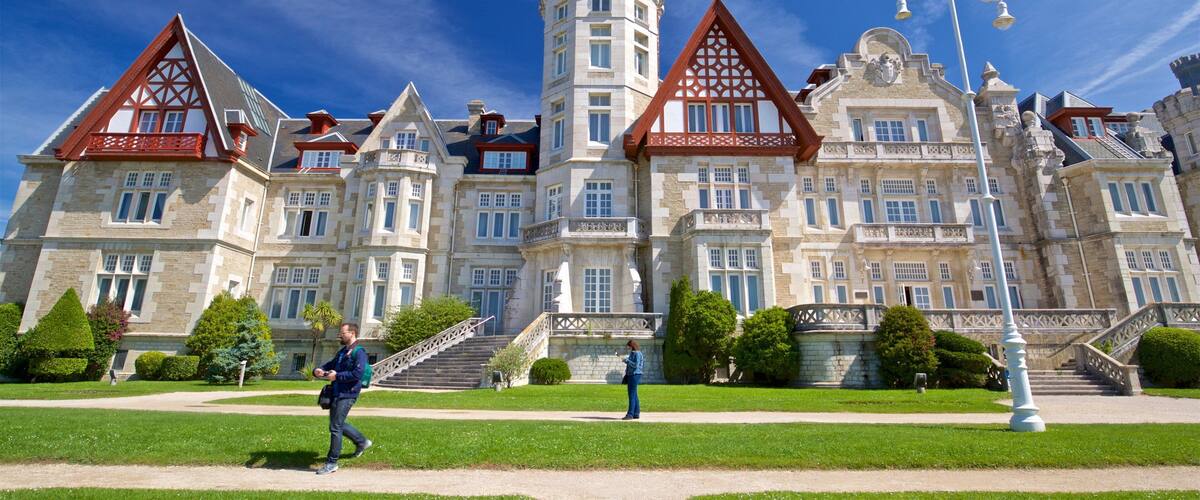 Palacio de la Magdalena which includes a park, a house and heritage architecture