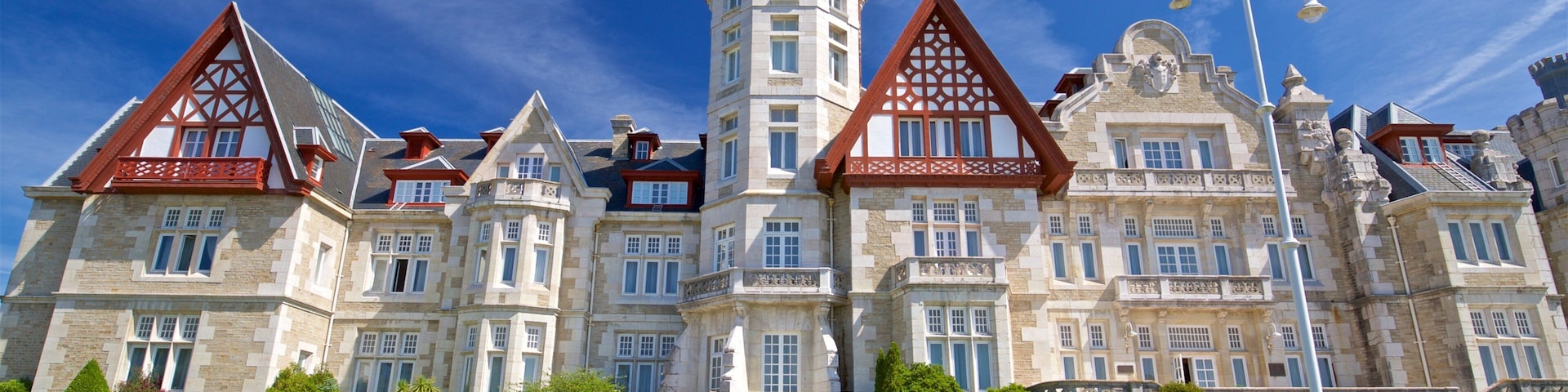 Palacio de la Magdalena caracterizando arquitetura de patrimônio, uma casa e um jardim
