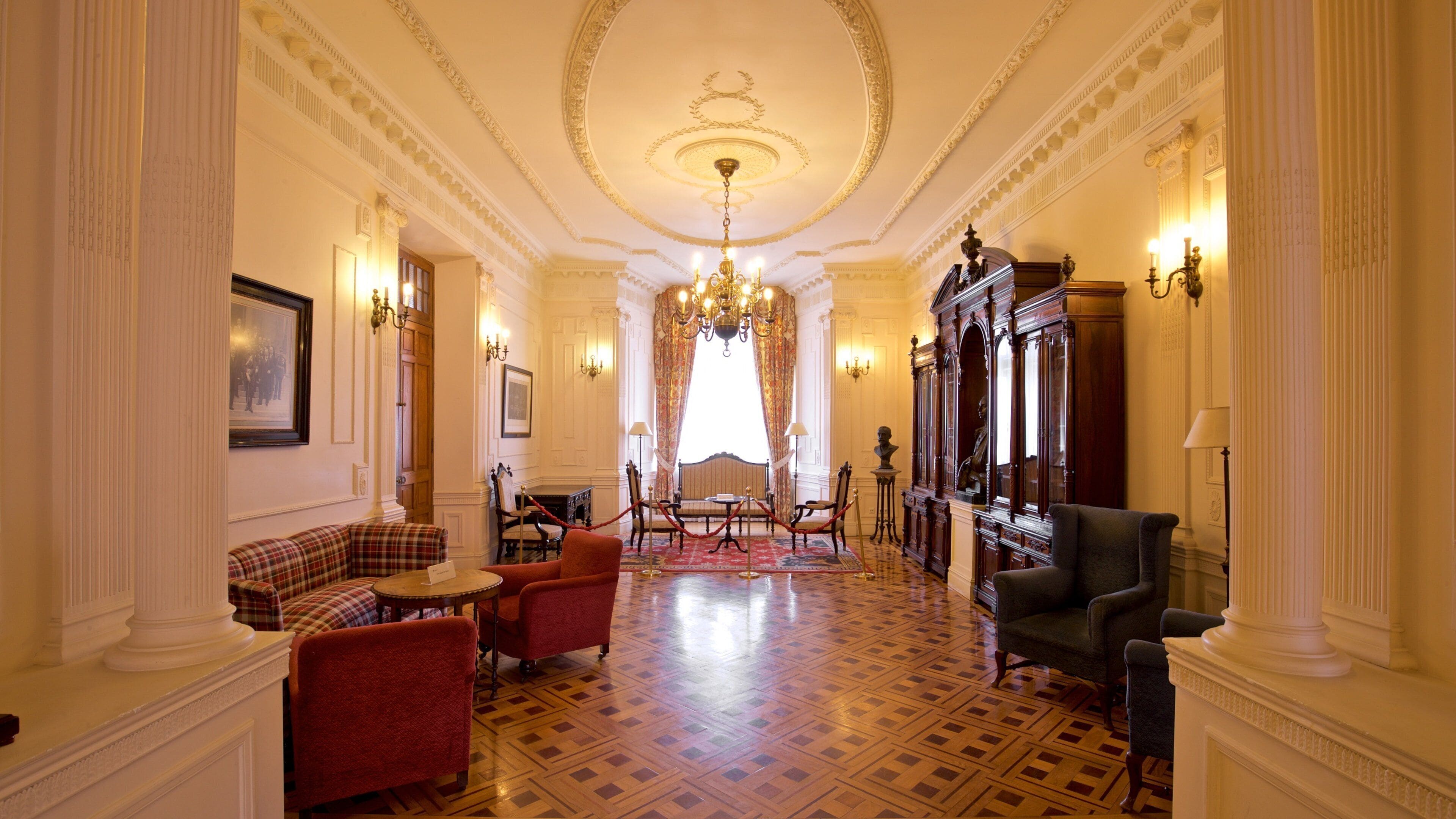 Palacio de la Magdalena mostrando elementos del patrimonio, vistas interiores y una casa