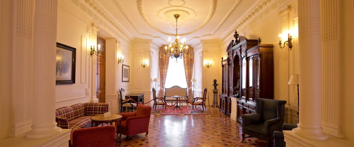 Palacio de la Magdalena que incluye una casa, vistas de interior y elementos patrimoniales