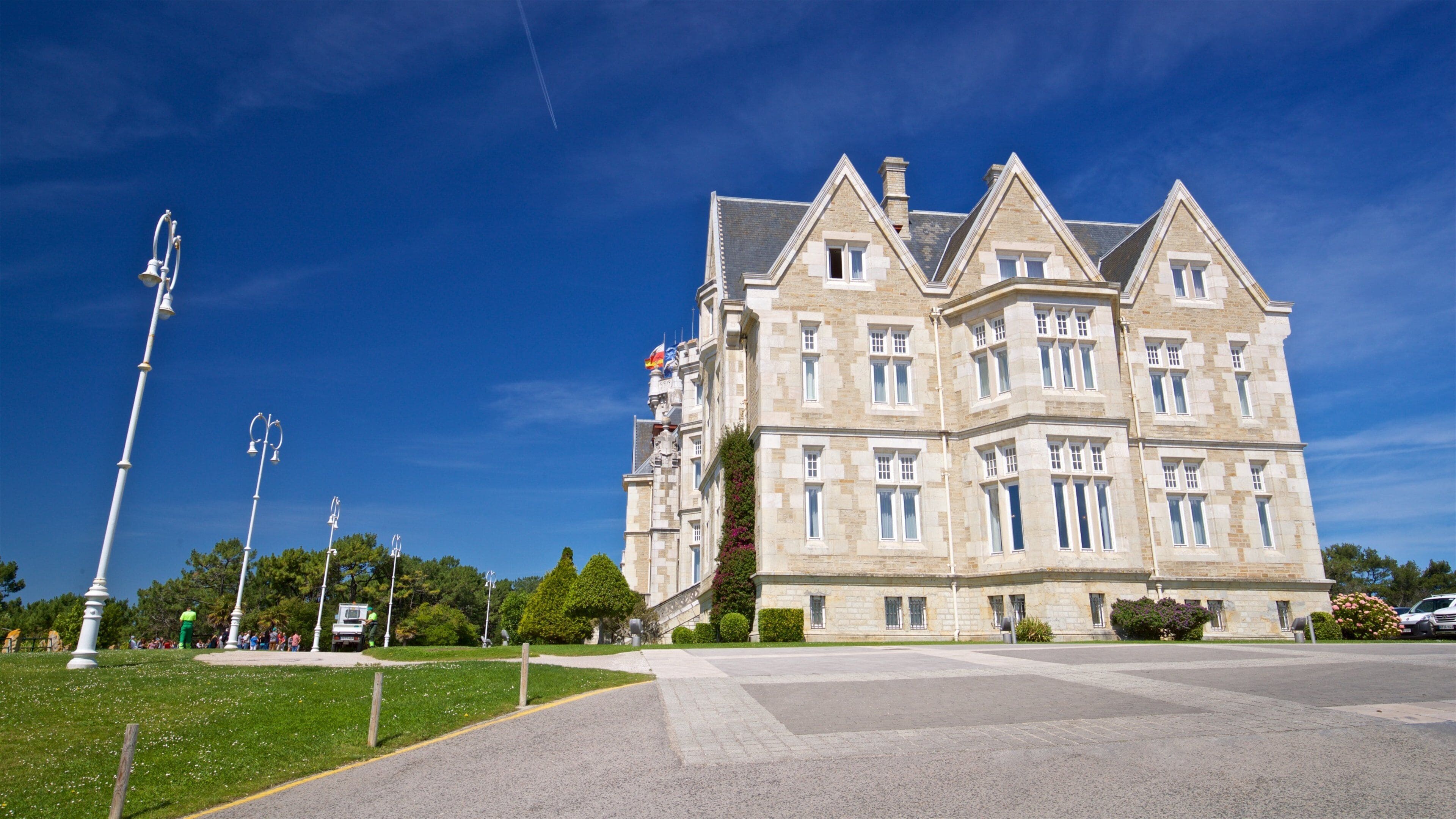 Palacio de la Magdalena featuring a house, heritage architecture and a garden