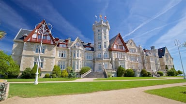 Palacio de la Magdalena ofreciendo un jardín y patrimonio de arquitectura