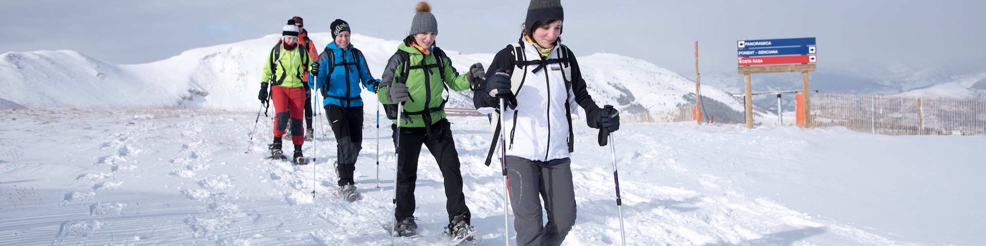 Station de ski de La Molina montrant raquettes et neige aussi bien que petit groupe de personnes