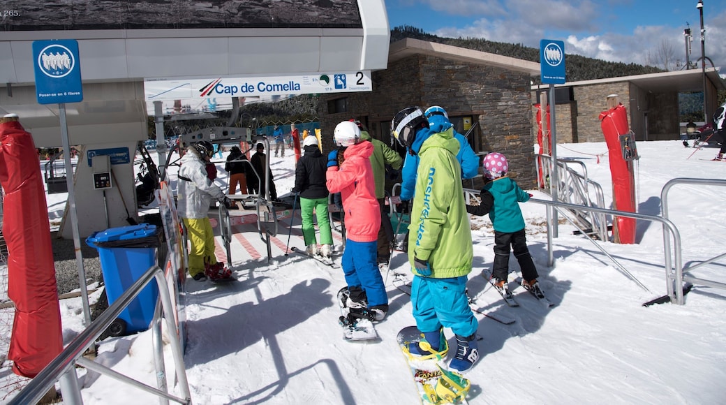 La Molina Ski Resort mostrando snowboard, esqui na neve e neve